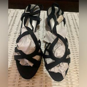 NWT Nadia navy/ black high heels. Size 8.